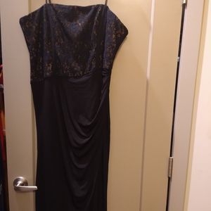 BCBGMAXAZRIA Lace Evening dress XL Stunning New in box . Perfect For Valentine's
